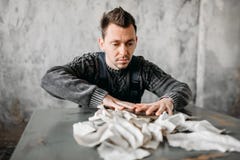 De vreemde buitenissige mens scheurt de bladen van boek stock afbeeldingen De vreemde buitenissige mens scheurt de bladen van boek stock afbeeldingen
