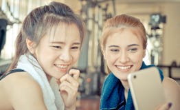 De de vriendenpartner van de geschiktheidstraining neemt selfie in geschiktheid royalty-vrije stock foto's De de vriendenpartner van de geschiktheidstraining neemt selfie in geschiktheid royalty-vrije stock foto's