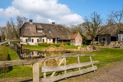 De vroege de lentemening over Giethoorn, Nederland, een traditioneel Nederlands dorp met kanalen en plattelander met stro bedekte stock foto's De vroege de lentemening over Giethoorn, Nederland, een traditioneel Nederlands dorp met kanalen en plattelander met stro bedekte stock foto's