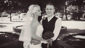 De vrolijke jonge bruid glimlacht wanneer zij zich met haar echtgenoot bevindt Gehuwd paar Echtgenoot en vrouw Close-up Rebecca 3 stock foto's De vrolijke jonge bruid glimlacht wanneer zij zich met haar echtgenoot bevindt Gehuwd paar Echtgenoot en vrouw Close-up Rebecca 3 stock foto's