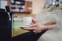 De vrolijke jonge kapper vlecht vrouwelijk haar De vrouw zit en drinkt thee of koffie royalty-vrije stock fotografie De vrolijke jonge kapper vlecht vrouwelijk haar De vrouw zit en drinkt thee of koffie royalty-vrije stock fotografie