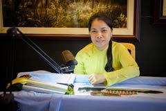 De vrouw borduurt, Vietnam royalty-vrije stock afbeelding De vrouw borduurt, Vietnam royalty-vrije stock afbeelding