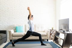 De vrouw die uitrekkende yoga doen stelt thuis stock foto's De vrouw die uitrekkende yoga doen stelt thuis stock foto's