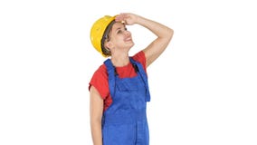 De vrouw die van de ingenieursbouwvakker omhoog iets bekijken die en op witte achtergrond verbazen lachen royalty-vrije stock afbeelding De vrouw die van de ingenieursbouwvakker omhoog iets bekijken die en op witte achtergrond verbazen lachen royalty-vrije stock afbeelding