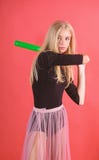 De vrouw geniet van het spel van het spelhonkbal Knuppel van het de greephonkbal van het meisjes de tedere blonde op rode achterg royalty-vrije stock fotografie De vrouw geniet van het spel van het spelhonkbal Knuppel van het de greephonkbal van het meisjes de tedere blonde op rode achterg royalty-vrije stock fotografie
