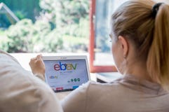 De vrouw installeert ebay toepassing op Lenovo-tablet royalty-vrije stock foto's De vrouw installeert ebay toepassing op Lenovo-tablet royalty-vrije stock foto's