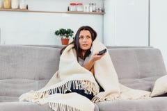 De vrouw kijkt TV op de laag De mooie vrouw die op TV letten viel in slaap stock fotografie De vrouw kijkt TV op de laag De mooie vrouw die op TV letten viel in slaap stock fotografie