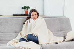 De vrouw kijkt TV op de laag De mooie vrouw die op TV letten viel in slaap royalty-vrije stock afbeeldingen De vrouw kijkt TV op de laag De mooie vrouw die op TV letten viel in slaap royalty-vrije stock afbeeldingen