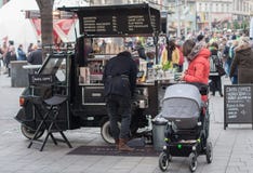 De vrouw koopt een drank bij een mobiele drankbestelwagen Stock Fotografie De vrouw koopt een drank bij een mobiele drankbestelwagen Stock Fotografie