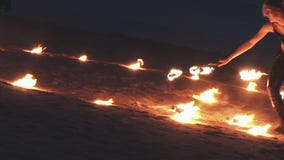De vrouw in leerkleren voert brand uit toont bij strand binnen het branden van cirkel Partij in nachtclub stock footage De vrouw in leerkleren voert brand uit toont bij strand binnen het branden van cirkel Partij in nachtclub stock footage