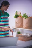 De vrouw maakt cakes in de keuken Stock Afbeeldingen De vrouw maakt cakes in de keuken Stock Afbeeldingen