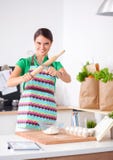 De vrouw maakt cakes in de keuken Stock Fotografie De vrouw maakt cakes in de keuken Stock Fotografie
