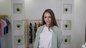 De vrouw met los eerlijk haar toont modieuze munt pantsuit stock video De vrouw met los eerlijk haar toont modieuze munt pantsuit stock video
