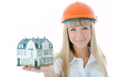 De vrouw van de architect met weinig huis op hand royalty-vrije stock afbeeldingen De vrouw van de architect met weinig huis op hand royalty-vrije stock afbeeldingen