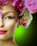 De Vrouw van de manier met het haar van Orchideeën stock foto De Vrouw van de manier met het haar van Orchideeën stock foto