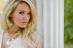 De vrouw van het blondemeisje kleedde zich als Landbouwbedrijfland of Veedrijfster royalty-vrije stock foto's De vrouw van het blondemeisje kleedde zich als Landbouwbedrijfland of Veedrijfster royalty-vrije stock foto's