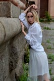 De vrouw van de manierblik Jong vrouwen modern portret De jonge vrouw kleedde zich in het witte rok en overhemds stellen dichtbij royalty-vrije stock foto De vrouw van de manierblik Jong vrouwen modern portret De jonge vrouw kleedde zich in het witte rok en overhemds stellen dichtbij royalty-vrije stock foto