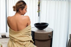 De vrouw voelt goede Thaise de olietherapie van de lichaamsmassage royalty-vrije stock afbeelding De vrouw voelt goede Thaise de olietherapie van de lichaamsmassage royalty-vrije stock afbeelding