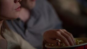 De vrouwelijke en mannelijke handen nemen popcorn van document emmer Het eten van pop graan bij bioskoop stock videobeelden De vrouwelijke en mannelijke handen nemen popcorn van document emmer Het eten van pop graan bij bioskoop stock videobeelden