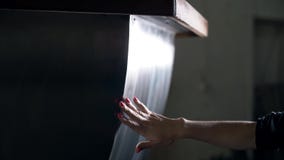 De vrouwelijke hand met een mooie roze manicure raakt zacht de staalplaat stock videobeelden De vrouwelijke hand met een mooie roze manicure raakt zacht de staalplaat stock videobeelden