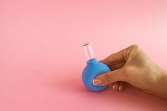 De vrouwelijke hand met Franse manicure drukt medische kosmetische kruik voor vacuümmassage van lichaam en gezicht, die van glas royalty-vrije stock afbeelding De vrouwelijke hand met Franse manicure drukt medische kosmetische kruik voor vacuümmassage van lichaam en gezicht, die van glas royalty-vrije stock afbeelding