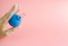 De vrouwelijke hand met Franse manicure in geneeskundehandschoen houdt blauwe kosmetische medische kruik voor vacuüm gezichtsmass royalty-vrije stock afbeelding De vrouwelijke hand met Franse manicure in geneeskundehandschoen houdt blauwe kosmetische medische kruik voor vacuüm gezichtsmass royalty-vrije stock afbeelding