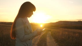 De vrouwelijke handen houden een tablet en controleren e-mail in het park bij zonsondergang vingers van meisjestouch screen van t royalty-vrije stock afbeeldingen De vrouwelijke handen houden een tablet en controleren e-mail in het park bij zonsondergang vingers van meisjestouch screen van t royalty-vrije stock afbeeldingen