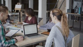 De vrouwelijke teamleider brengt documenten aan creatief commercieel team Gemengde rasgroep die mensen in modern bureau samenkome stock videobeelden De vrouwelijke teamleider brengt documenten aan creatief commercieel team Gemengde rasgroep die mensen in modern bureau samenkome stock videobeelden