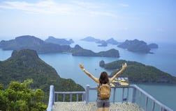 De vrouwen heffen hun wapens en schouderrugzak op Pha Jun Jaras Viewpoint bij Angthong-Eilanden op, Suratthani in Thailand royalty-vrije stock foto De vrouwen heffen hun wapens en schouderrugzak op Pha Jun Jaras Viewpoint bij Angthong-Eilanden op, Suratthani in Thailand royalty-vrije stock foto
