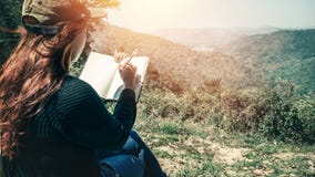 De vrouwen schrijven de slepen van de nota'saard, bergen, bossen schrijver stock fotografie De vrouwen schrijven de slepen van de nota'saard, bergen, bossen schrijver stock fotografie