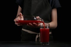 De vrouwenhand maakt cocktail dichte omhooggaand De drank van de zomer stock foto's De vrouwenhand maakt cocktail dichte omhooggaand De drank van de zomer stock foto's