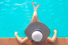 De vrouwenlevensstijl van Azië het ontspannen dichtbij luxe zwembad sunbath, de zomerdag bij de strandtoevlucht stock foto's De vrouwenlevensstijl van Azië het ontspannen dichtbij luxe zwembad sunbath, de zomerdag bij de strandtoevlucht stock foto's