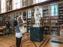 De vrouwentoerist breekt slimme telefoonfoto van British Museum-standbeeld Stock Foto De vrouwentoerist breekt slimme telefoonfoto van British Museum-standbeeld Stock Foto