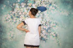 De vrouwentribunes terug en denken, naast wolk haar gedachten Stock Afbeelding De vrouwentribunes terug en denken, naast wolk haar gedachten Stock Afbeelding