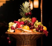 De vruchten op lijst assorteerden dicht omhoog stock fotografie De vruchten op lijst assorteerden dicht omhoog stock fotografie
