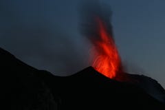 De vulkaan Stromboli van de volle maanuitbarsting stock afbeeldingen De vulkaan Stromboli van de volle maanuitbarsting stock afbeeldingen