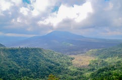 De Vulkaan van Kintamanibatur de bezienswaardigheid in Bali stock fotografie De Vulkaan van Kintamanibatur de bezienswaardigheid in Bali stock fotografie