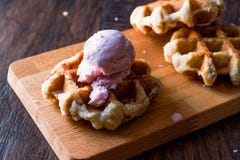 De Wafel van België met roomijs op houten oppervlakte Stock Afbeeldingen De Wafel van België met roomijs op houten oppervlakte Stock Afbeeldingen