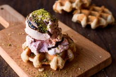De Wafel van België met roomijs op houten oppervlakte Stock Fotografie De Wafel van België met roomijs op houten oppervlakte Stock Fotografie