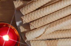 De wafeltjes van de luxe met glanzende brandende kaars royalty-vrije stock afbeeldingen De wafeltjes van de luxe met glanzende brandende kaars royalty-vrije stock afbeeldingen
