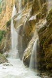 De waterval over graniet schommelt snelle waterstroom stock afbeelding De waterval over graniet schommelt snelle waterstroom stock afbeelding