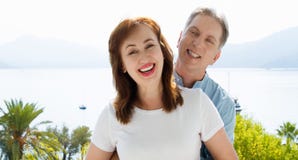 De weekends van de de zomerpret bij tropisch strand Gelukkig midden oud familiepaar op aard overzeese achtergrond Gezonde verhoud royalty-vrije stock afbeelding De weekends van de de zomerpret bij tropisch strand Gelukkig midden oud familiepaar op aard overzeese achtergrond Gezonde verhoud royalty-vrije stock afbeelding