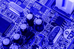 De weerstanden, de condensatoren en andere elektronische componenten van micro- spaander binnen de computer sluiten omhoog royalty-vrije stock foto's De weerstanden, de condensatoren en andere elektronische componenten van micro- spaander binnen de computer sluiten omhoog royalty-vrije stock foto's