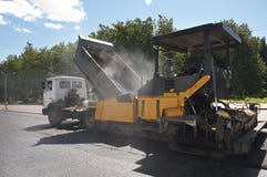 De weg die van het asfalt de werken herstelt stock foto De weg die van het asfalt de werken herstelt stock foto