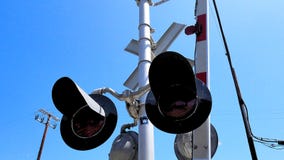 De Weg die van het treinspoor de Sporen van de Waarschuwingsbordtrein kruisen royalty-vrije stock foto De Weg die van het treinspoor de Sporen van de Waarschuwingsbordtrein kruisen royalty-vrije stock foto