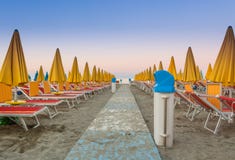 De weg in het verlaten strand vóór zonsondergang royalty-vrije stock afbeeldingen De weg in het verlaten strand vóór zonsondergang royalty-vrije stock afbeeldingen