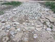 De weg werd aangelegd van gebroken beton royalty-vrije stock afbeeldingen De weg werd aangelegd van gebroken beton royalty-vrije stock afbeeldingen