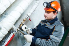 De werken van de loodgietertechnicus met watermeter royalty-vrije stock foto's De werken van de loodgietertechnicus met watermeter royalty-vrije stock foto's