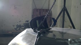 De werkende mens neemt in zijn handen een beschermend helm en een apparaat voor lassen Gebeëindigd metaalbad Het art stock footage De werkende mens neemt in zijn handen een beschermend helm en een apparaat voor lassen Gebeëindigd metaalbad Het art stock footage