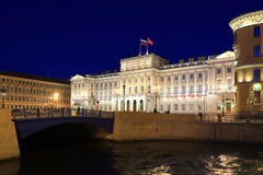 De wetgevende vergadering van St. Petersburg bij nachtverlichting Royalty-vrije Stock Afbeelding De wetgevende vergadering van St. Petersburg bij nachtverlichting Royalty-vrije Stock Afbeelding